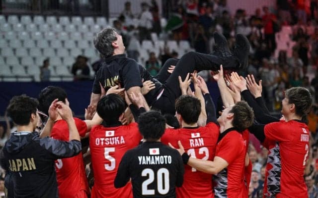 敗退のバレー男子、ブラン監督が涙の退任「これからは日本の一番のファン」　通訳は言葉を詰まらせ、選手から感謝の胴上げ【パリ五輪2024】