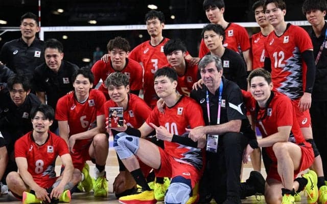 バレー男子にもう一人の日本代表、藤井直伸さんと戦い抜いた激闘のイタリア戦　最後は涙こらえ“全員”で笑顔の集合写真【パリ五輪2024】