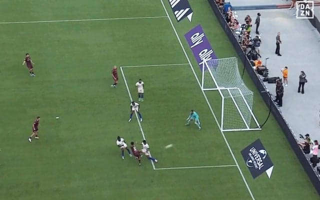 目にも留まらぬスピード！“ノルウェーのメッシ”が超高速フェイント→股抜きショットを叩き込んだ瞬間「新たなスターの誕生」「非売品だ」