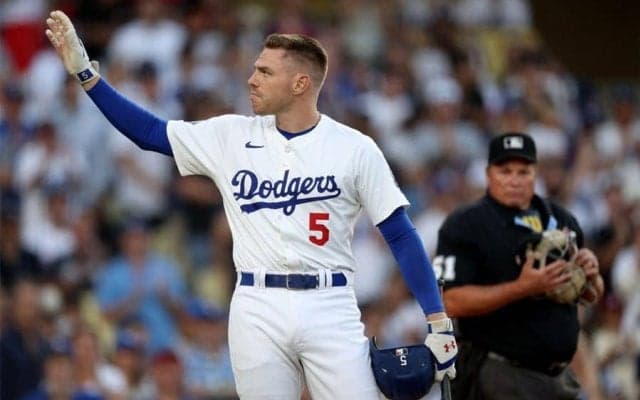 ド軍戦で“感動の光景”発生　試合一時中断…相手選手も脱帽、フリーマンに鳴りやまぬ拍手