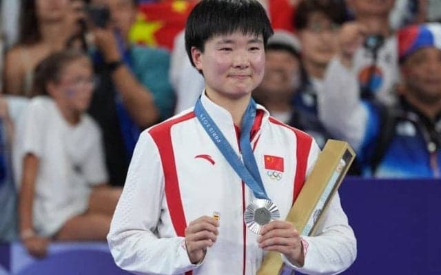 「最高のオリンピック精神！」負傷した相手に向けた中国バド選手の行動に称賛集まる「心温まるスポーツマンシップ」【パリ五輪】