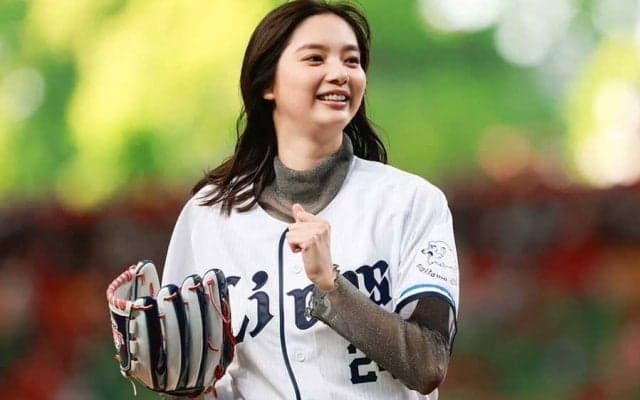 大興奮の美人女優が「可愛すぎる」　始球式にも登場…ガチファンぶり発動に「すみません」