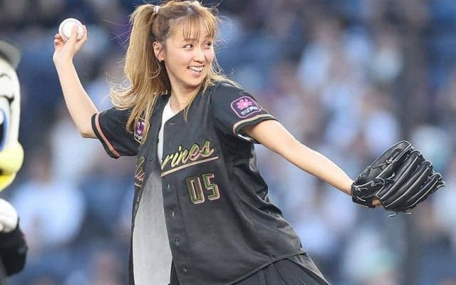 黒ミニスカひらり…金髪美女が豪快投球　腹筋チラ見せ、人気グループ元センターに大歓声