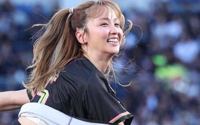 金髪美女がミニスカで登場…ダンスで鍛えた運動神経　豪快投球も「あまり覚えていない」