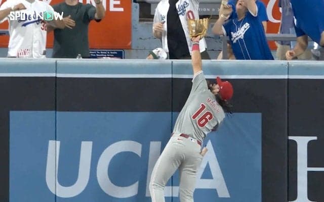 ショウヘイ、それはないぜ！ 大谷翔平、“元同僚”の頭上を越える一発が話題に 「すまないね」「マーシュ取るな だった」際どすぎてファン複雑