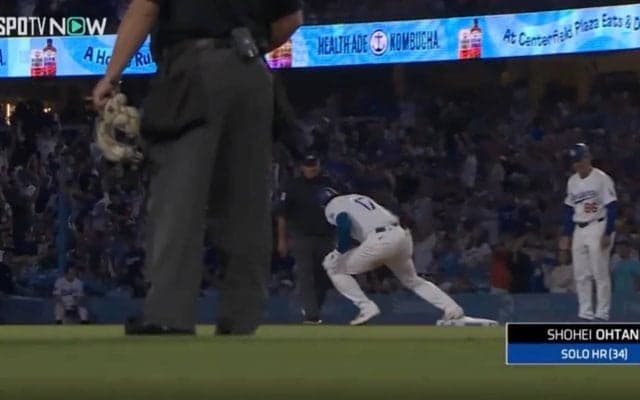 球場騒然！一体、何が起きた…！？ 大谷翔平、どん詰まり“変態パワー弾” 打球が高く上がりすぎてハプニング発生「えっ？w」「ん？どうした？」