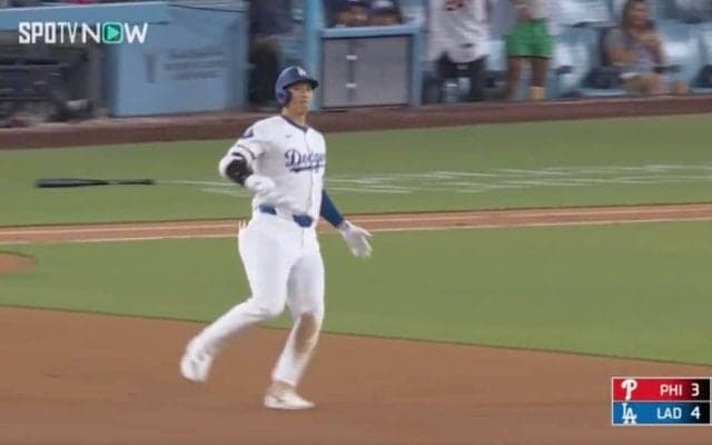 え、入った！？ 大谷翔平、もはや意味不明すぎる　本人もビックリ…？ どん詰まり“怪力弾”で見せたリアクションが話題に「凄まじい怪力」「外野フライを着弾w」