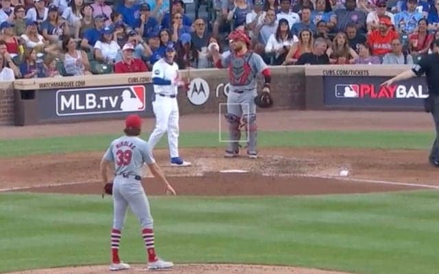 おい！あれはボークだろ！ 打者 vs 投手のブチギレバトル勃発！ “元巨人の助っ投”の動きをめぐって一触即発「2人ともキレすぎだろw」「マイコラスどうした」