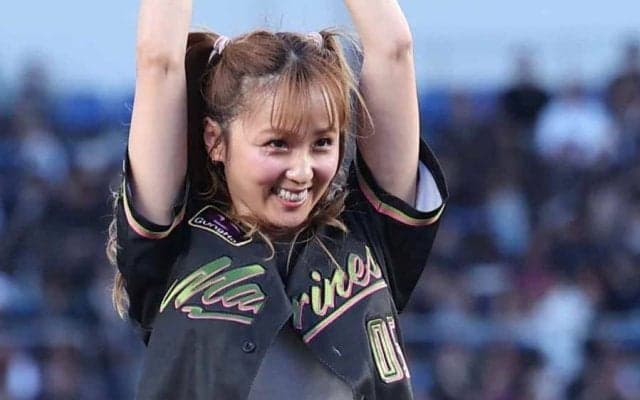 マリンに降臨した“金髪美女”が「かわいい」　黒ミニスカで豪快足上げ「たまらん」