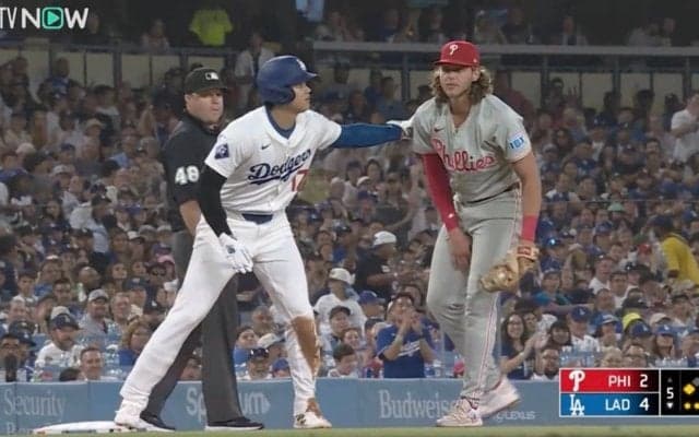 一体、何があった…！？ 大谷翔平、盗塁でハプニング発生→優しすぎる“神対応”の瞬間「なんだこの展開w」「優しい世界だな」