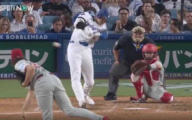 ネット騒然「恐怖でしかない」 大谷翔平の“火を吹く”188キロ高速ライナー　甘い球をフルスイング→打球が一瞬で外野に到達「そらボールボーイも逃げるわ！」