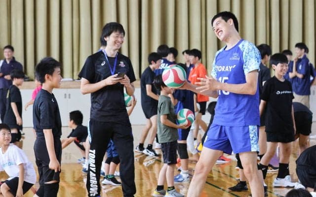 「直伸はパリに行っておりますので」東レ静岡と古川工高OBが亡き藤井さんの地元でバレーボール教室を開催