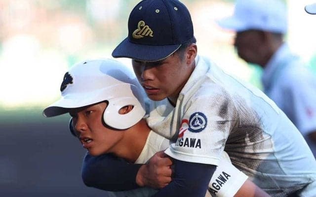 甲子園初の2部制導入も…足つり中断→おんぶでベンチへ　午後4時でも気温35度