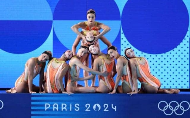 「後ろにも顔がある！」アーティスティックスイミング仏代表の水着姿がひそかな話題に「シュールでアート」【パリ五輪】