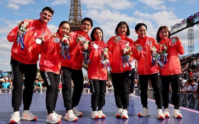 「ウォォ！すごい！」フィギュア坂本花織、2年半越しのメダル授与式が実現　レスリング文田健一郎の金メダルを手に大興奮【パリ五輪2024】