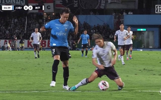 物議を醸す判定！「単に転倒だろ」「軽率だね」シミュレーションで退場処分→ファンの意見が割れる…神戸指揮官は不満