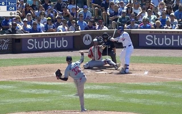 これは酷すぎる… 鈴木誠也に“誤審レベル”の不可解判定　実況もドン引きした“問題シーン”「さすがにこの判定はない」「怒るの通り越して呆れてる」