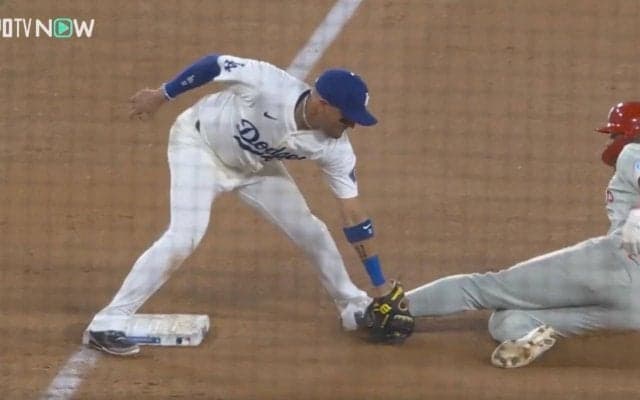 球場騒然！故意にやった…？ 物議を醸す“足ブロック”の問題シーン　ド軍名手の“走塁妨害”が話題に「これ妨害してる？」「クセ者w」