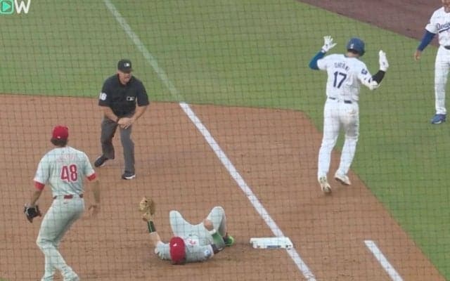 球場騒然！一体、何が起きた…！？ 大谷翔平、“爆走走塁”でハプニング発生　解説者が「危ない…」相手野手が転倒して“一瞬ヒヤリ”