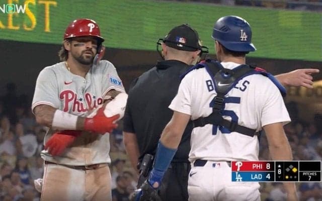 狙っただろ？ 打者がブチギレ！ 死球が直撃して“あわや乱闘”の事態に… 塁上からも怒りがおさまらず　ファン騒然「怖すぎるだろ」「早く逃げろ！」