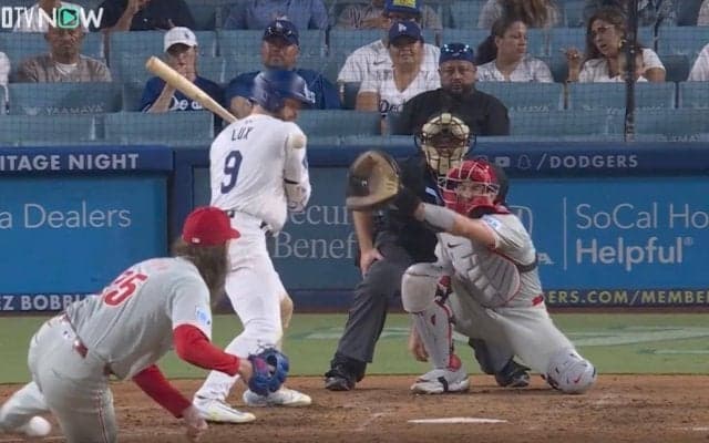 球場騒然！ “報復死球”か…！？ あわや一触即発の事態に…  解説者「狙ってるかもしれない」ド軍野手がぶつけられた？“疑惑の1球”