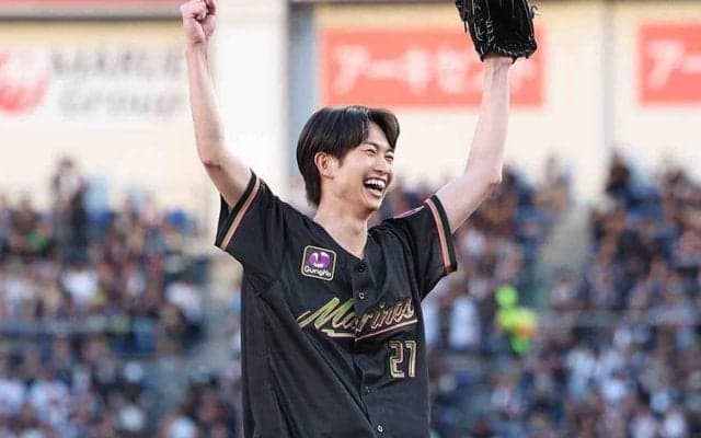 イケメン爽やか俳優が「かんわいー！」　初の大役でノーバウンド投球「フォームきれい」