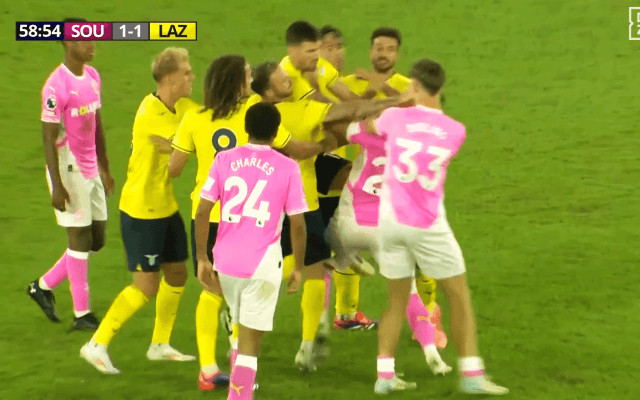 乱闘が勃発→菅原由勢が慌てて仲裁！「完全にクレイジーだ」「大暴れだな」プレシーズンマッチとは思えない驚愕の一部始終