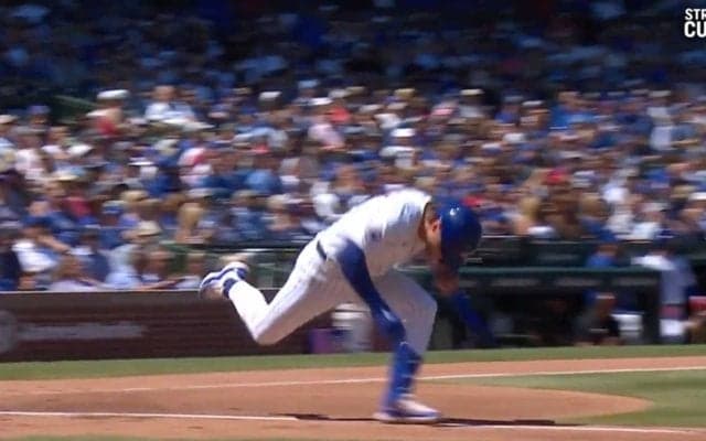 何が起きたか分からない…！ 打った瞬間に“珍しすぎるアクシデント”発生「びっくりしたw」「本人も笑うしかない」 バットが足に引っかかってスライディング！？