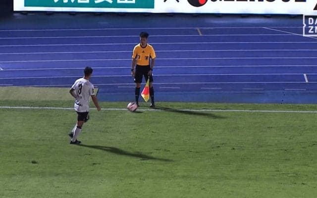 激レア事例の一発退場で大論争！「イエローで妥当」「あえて副審にボールを蹴った」神戸DFの“パス”は侮辱行為に相当？