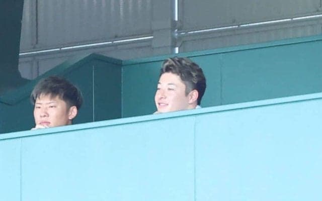 甲子園に電撃観戦の吉田輝星「勇気をもらった」　弟・大輝の奮闘…聖地で深まった絆