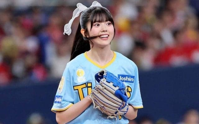白スカートから“ヒヤリ”　猛虎ファンのアイドルが大暴投、秋山の膝に直撃で場内騒然