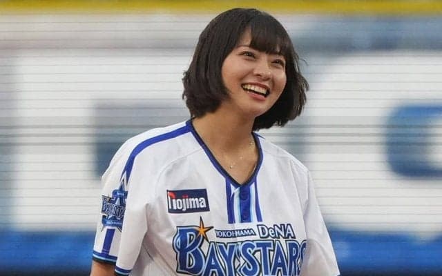 青ショーパンに黒髪ボブの元エースチアが「可愛すぎた」　ニコニコ笑顔が「みんな大好き」