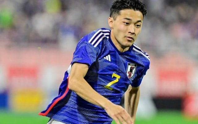 「陽キャすぎるw」プレミアリーグ入りが決まった日本代表DFの現地での“変顔＆次々のポージング”が「コミュ力お化け」と話題に！「もううるさい笑笑」「最高過ぎるw」の声