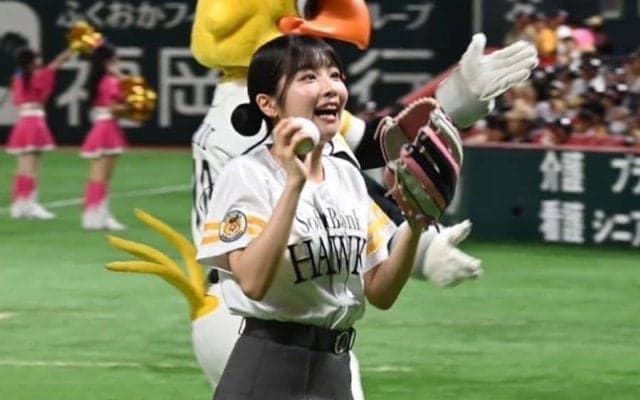 福岡に降臨した“制服美女”　豪快投球にピョンピョン…キュートな声でも球場魅了