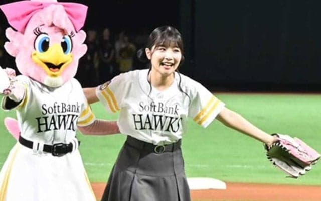 黒髪なびかせスカートひらり「衝撃の可愛さ」　笑顔際立つ美人声優の一投は「女神」