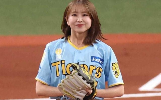 超人気アイドルが頭抱えて「アチャー」　ショーパンで豪快一投…”暴投”も拍手喝采