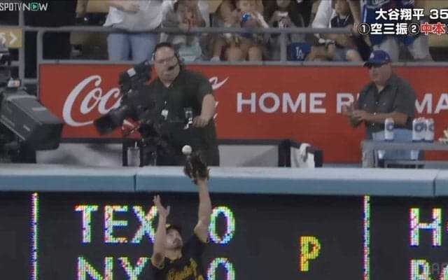 超ファインプレーのはずが… ドジャース戦で飛び出した“アシストホームラン”の一部始終 全力プレーがまさかの結果に「これはしゃあない」「かわいそう」 