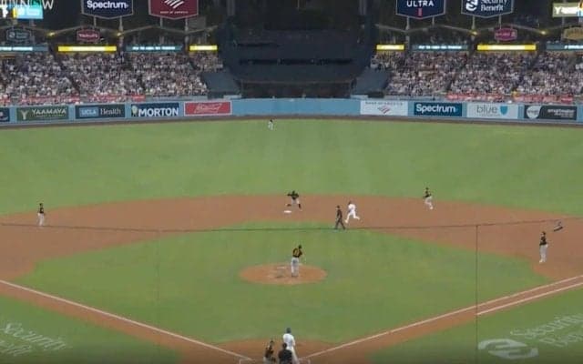 ボールどこ行った…！？ 大谷翔平、“高速”特大アーチは「ロケット弾」 打球速度183キロでバックスクリーンに着弾… ファンがドン引き「飛ばしすぎw」「飛距離ヤバいな」