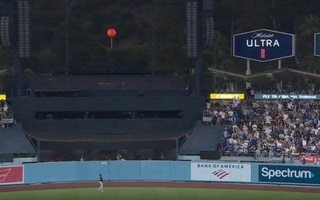 どうなってんだよ！ 大谷翔平、高速“ロケット弾”でハプニング発生… 相手外野手の“動き”がおかしくなる「秒であきらめた」「気づいたら頭上通過」