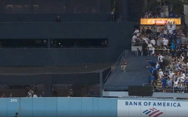 アイツらやりすぎだろ！ 一体、何が起こった…！？ 大谷翔平、特大アーチでハプニング発生… 打球を狙う観客たちがヤバすぎると話題に「どうやって入るんだよw」