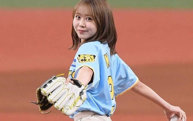 ショーパンで豪快足上げ…21歳美女が「可愛すぎる」　暴投に“あちゃー”も満面笑顔に虜