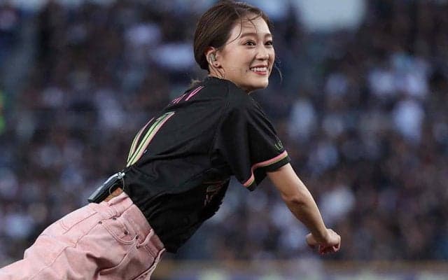 美人歌手の“恥じらい大暴投”が「相変わらずかわいい」　マリン彩る一投に虜「素敵です」