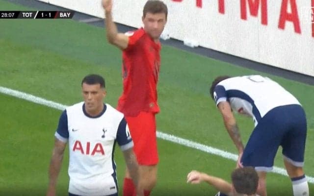 「自爆すんのやめてくれ」 狙われすぎだろ！ ファンも呆れ気味… ありえない“痛恨ミス”→豪快シュートを叩き込められる瞬間「毎回同じ失点してるな」