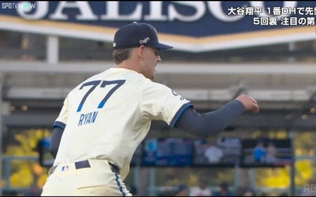 ドジャースに激震！ 好調のルーキー右腕が緊急降板 「肩というより肘」ロバーツ監督も慌ててマウンドへ…球場騒然