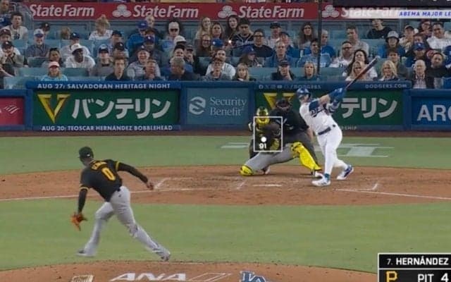 一体、何が起こった！？ 打球がおかしな動き… “二刀流男”が激レアホームラン！ 外野手がグラブでアシスト→中継カメラに直撃してスタンドイン「なんだこれw」