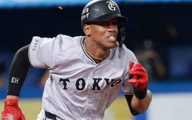 巨人ヘルナンデスが負傷交代　守備で手首曲がり苦悶…担架で退場、場内騒然