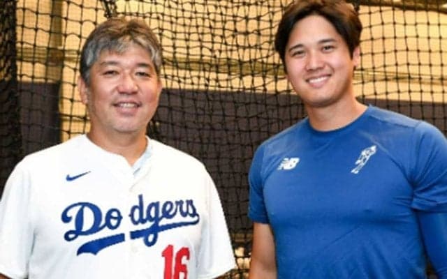 大谷翔平、野茂英雄氏と2ショット　球団が公開…試合前の式典に参加、日本人興奮の1枚