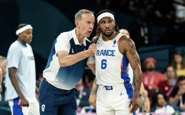 開催国フランスを銀メダルに導いたヴィンセント・コレットがパリ五輪の最優秀HCに