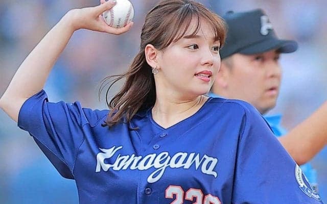 スタイル抜群美女が横浜に降臨、白ミニスカで思わず“お祈り”…ドキドキの投球で球場魅了