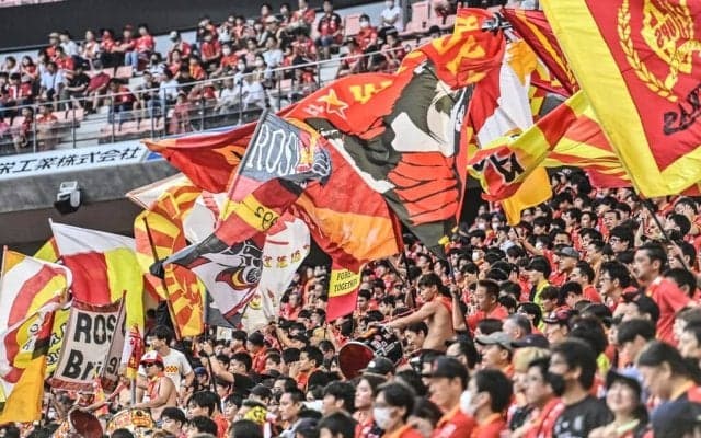 「かっこよすぎる」「泣いた」J1名古屋の退団発表選手のために用意した「巨大コレオ」がサッカーファンの心を掴む！ 色を変えて背番号も浮かび上がらせた渾身デザイン